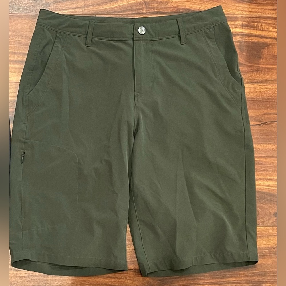 REI Wildest stretch tech shorts women's size 6 olive green